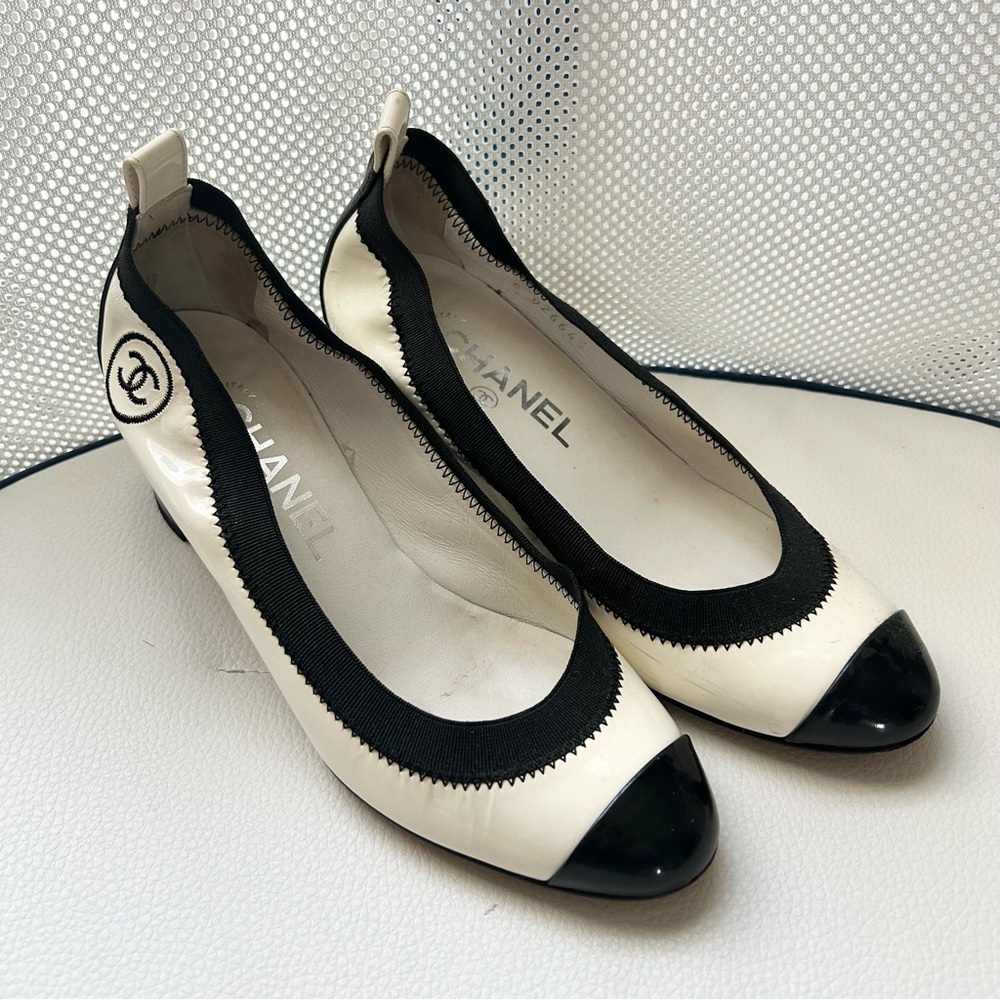 Excellent Chanel Women's Black and White Pumps